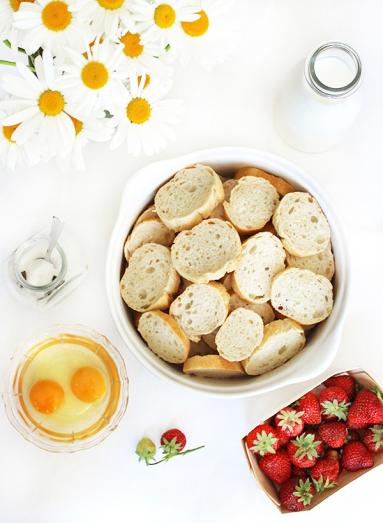 Zdjęcie - Co zrobić z chleba-pudding chlebowy z truskawkami - Przepisy kulinarne ze zdjęciami