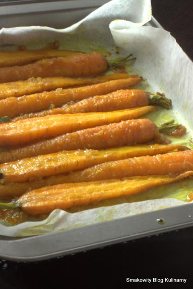 Zdjęcie - Pieczone marchewki w marynacie z imbirem i syropem klonowym - Przepisy kulinarne ze zdjęciami