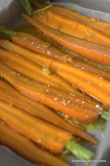 Zdjęcie - Pieczone marchewki w marynacie z imbirem i syropem klonowym - Przepisy kulinarne ze zdjęciami
