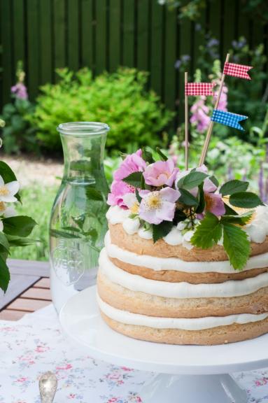 Zdjęcie - Waniliowy tort weselny z truskawkami i lemon curd - Przepisy kulinarne ze zdjęciami