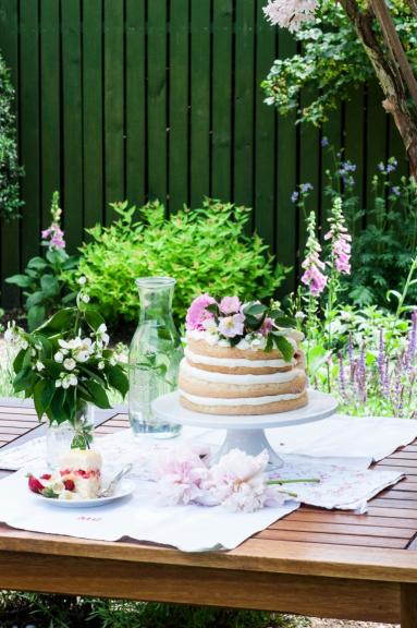 Zdjęcie - Waniliowy tort weselny z truskawkami i lemon curd - Przepisy kulinarne ze zdjęciami