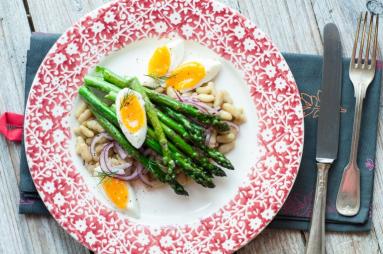 Zdjęcie - Sałatka ze szparagów, fasolki i jajka - Przepisy kulinarne ze zdjęciami