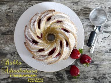 Zdjęcie - Babka adwokatowa z truskawkami - Przepisy kulinarne ze zdjęciami