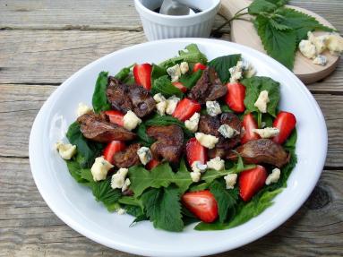Zdjęcie - Zielona sałatka z truskawkami i drobiowa  watróbką - Przepisy kulinarne ze zdjęciami