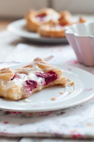 Zdjęcie - Danish pastry czyli maślane drożdżówki z malinami - Przepisy kulinarne ze zdjęciami