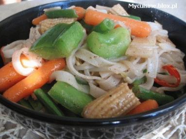 Zdjęcie - Smażony makaron z warzywami po  chińsku  - Przepisy kulinarne ze zdjęciami