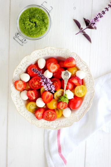 Zdjęcie - Caprese z truskawkami i  pesto ze szpinaku - Przepisy kulinarne ze zdjęciami