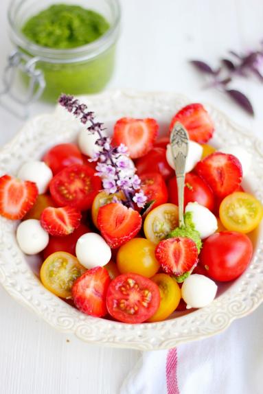 Zdjęcie - Caprese z truskawkami i  pesto ze szpinaku - Przepisy kulinarne ze zdjęciami