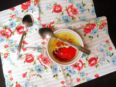 Zdjęcie - Bazyliowy creme brulee. Z truskawkami - Przepisy kulinarne ze zdjęciami