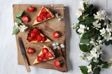 Zdjęcie - Jaglana tarta z truskawkami i pełnoziarnistym spodem - Przepisy kulinarne ze zdjęciami