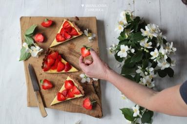Zdjęcie - Jaglana tarta z truskawkami i pełnoziarnistym spodem - Przepisy kulinarne ze zdjęciami