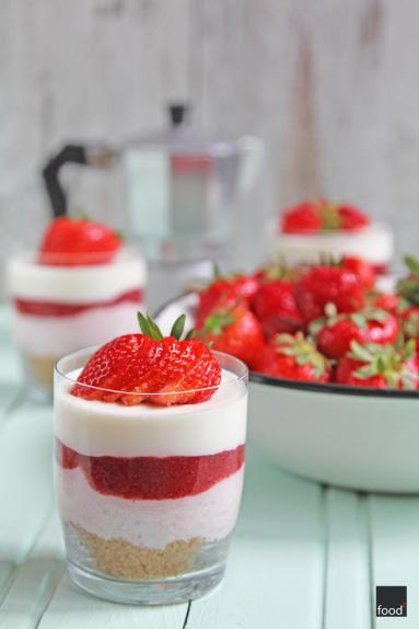 Zdjęcie - Jogurtowy deser z truskawkami - Przepisy kulinarne ze zdjęciami