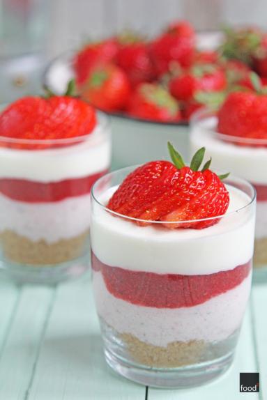 Zdjęcie - Jogurtowy deser z truskawkami - Przepisy kulinarne ze zdjęciami