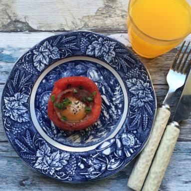 Zdjęcie - Jajko otulone szynką w pomidorze – szybkie śniadanie - Przepisy kulinarne ze zdjęciami
