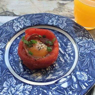 Zdjęcie - Jajko otulone szynką w pomidorze – szybkie śniadanie - Przepisy kulinarne ze zdjęciami