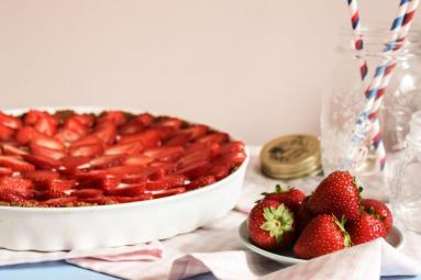 Zdjęcie - Tarta z sernikiem na zimno i truskawkami - Przepisy kulinarne ze zdjęciami