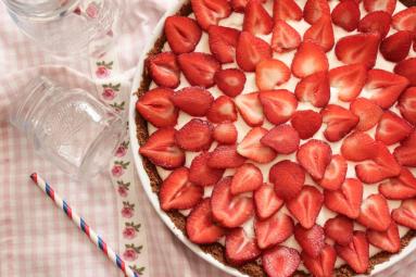 Zdjęcie - Tarta z sernikiem na zimno i truskawkami - Przepisy kulinarne ze zdjęciami