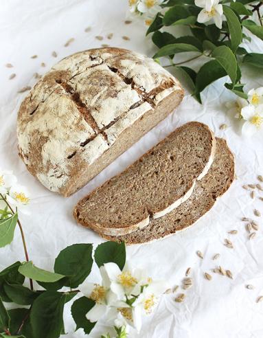Zdjęcie - Chleb słonecznikowy na zakwasie - Przepisy kulinarne ze zdjęciami