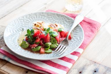 Zdjęcie - Sałatka z bobu, pomidorów i sera halloumi - Przepisy kulinarne ze zdjęciami