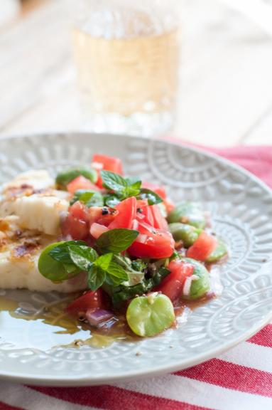 Zdjęcie - Sałatka z bobu, pomidorów i sera halloumi - Przepisy kulinarne ze zdjęciami