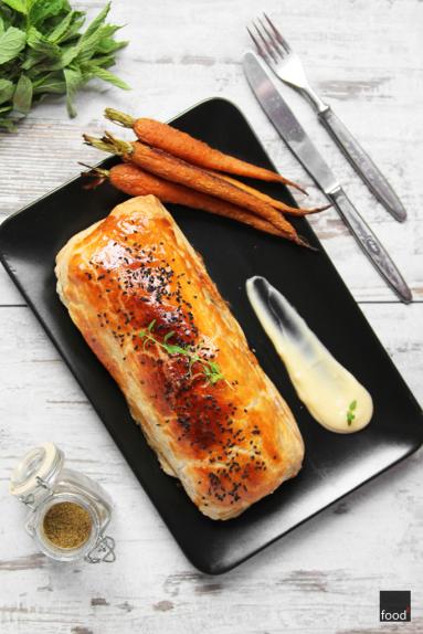 Zdjęcie - Łosoś ze szpinakiem w cieście francuskim, sosem beurre blanc i pieczonymi młodymi marchewkami - Przepisy kulinarne ze zdjęciami