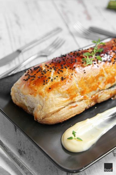 Zdjęcie - Łosoś ze szpinakiem w cieście francuskim, sosem beurre blanc i pieczonymi młodymi marchewkami - Przepisy kulinarne ze zdjęciami