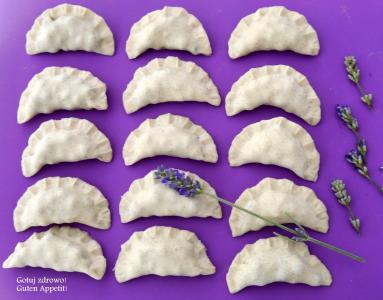 Zdjęcie - Orkiszowe pierogi z jagodami i lawendowym jogurtem - Przepisy kulinarne ze zdjęciami