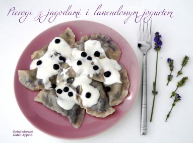 Zdjęcie - Orkiszowe pierogi z jagodami i lawendowym jogurtem - Przepisy kulinarne ze zdjęciami