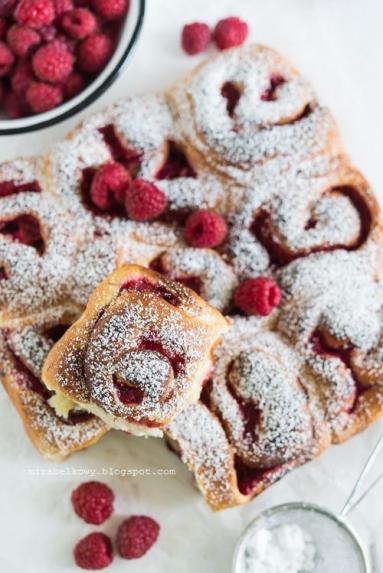 Zdjęcie - Szwedzkie drożdżówki z malinami i rabarbarem - Przepisy kulinarne ze zdjęciami