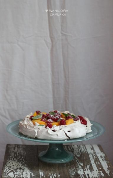 Zdjęcie - Pavlova z jogurtowo-śmietankowym kremem i owocami - Przepisy kulinarne ze zdjęciami