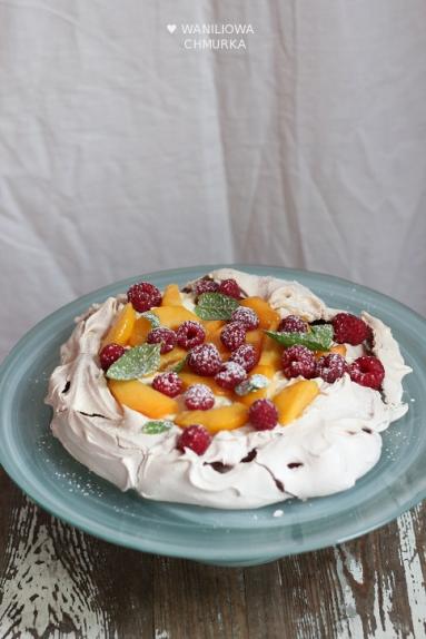 Zdjęcie - Pavlova z jogurtowo-śmietankowym kremem i owocami - Przepisy kulinarne ze zdjęciami