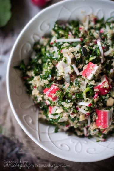 Zdjęcie - Sałatka z rzodkiewką, paluszkami krabowymi, quinoa i jarmużem (Salad with radish, crab sticks, quinoa and kale). - Przepisy kulinarne ze zdjęciami