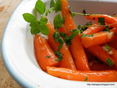 Zdjęcie - Młoda marchewka w maślanym sosie - Przepisy kulinarne ze zdjęciami
