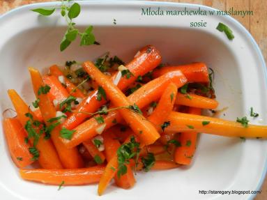 Zdjęcie - Młoda marchewka w maślanym sosie - Przepisy kulinarne ze zdjęciami