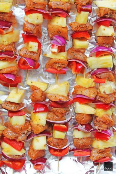 Zdjęcie - Kurczę na patyku, czyli szaszłyki z kurczakiem, ananasem i papryką - Przepisy kulinarne ze zdjęciami