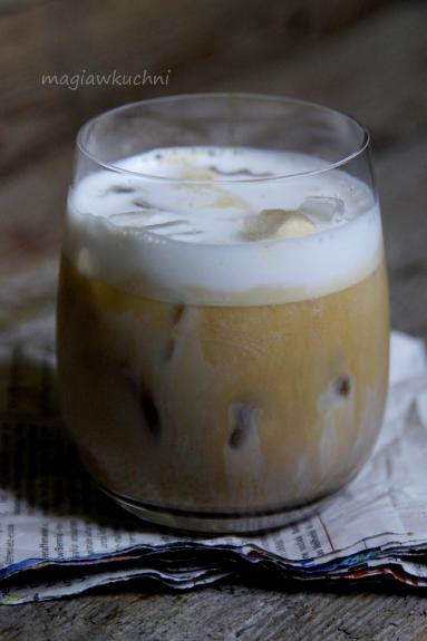 Zdjęcie - Kawa latte na zimno ze słonym karmelem - Przepisy kulinarne ze zdjęciami