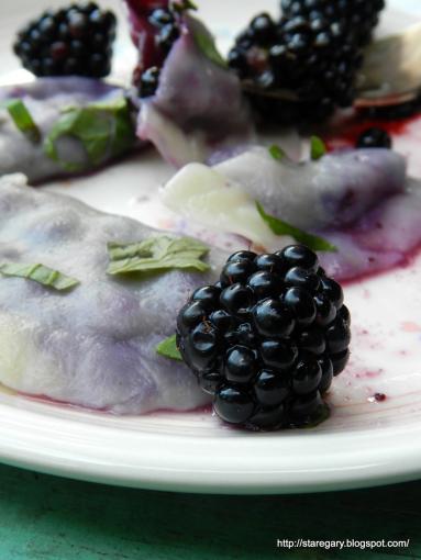 Zdjęcie - Pierogi z jagodami i serkiem mascarpone - Przepisy kulinarne ze zdjęciami
