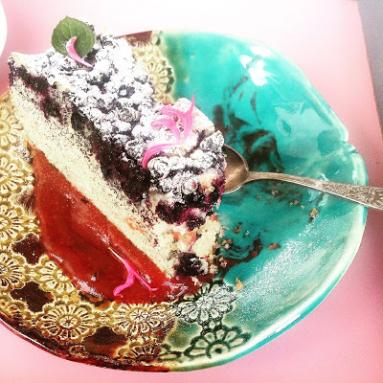 Zdjęcie - Ciasto lawendowe z jagodami i sosem truskawkowym - Przepisy kulinarne ze zdjęciami