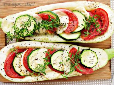 Zdjęcie - Cukinia zapiekana z mozzarellą i pomidorem - Przepisy kulinarne ze zdjęciami
