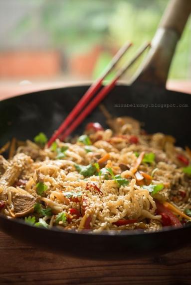 Zdjęcie - Chow mein z wieprzowiną, warzywami i pędami bambusa - Przepisy kulinarne ze zdjęciami