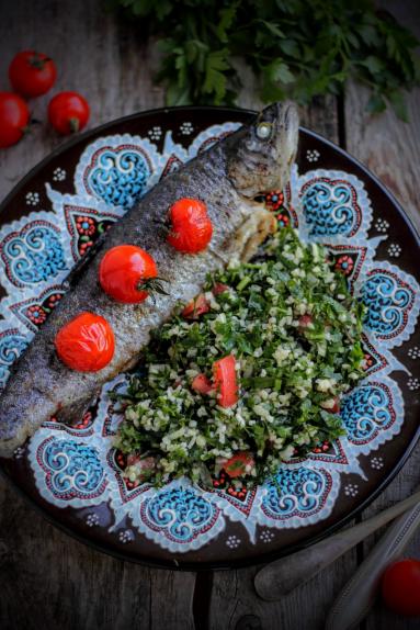 Zdjęcie - Pstrąg z tabbouleh i grillowanymi pomidorkami - Przepisy kulinarne ze zdjęciami