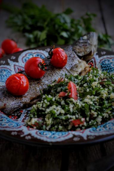 Zdjęcie - Pstrąg z tabbouleh i grillowanymi pomidorkami - Przepisy kulinarne ze zdjęciami