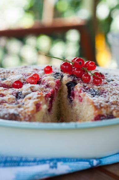 Zdjęcie - Jogurtowe ciasto z porzeczkami - Przepisy kulinarne ze zdjęciami