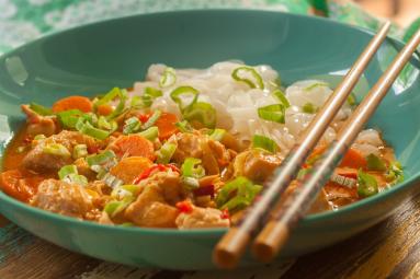 Zdjęcie - Curry z łososiem i makaronem ryżowym - Przepisy kulinarne ze zdjęciami