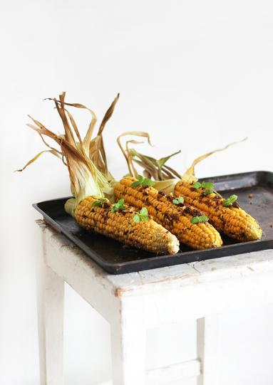 Zdjęcie - Pieczona kukurydza z masłem czosnkowo-pistacjowym - Przepisy kulinarne ze zdjęciami