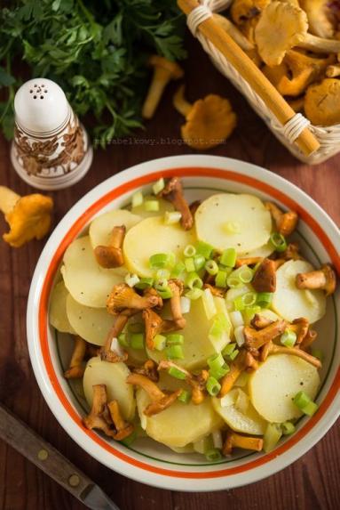 Zdjęcie - Sałatka z młodych ziemniaków i kurek - Przepisy kulinarne ze zdjęciami