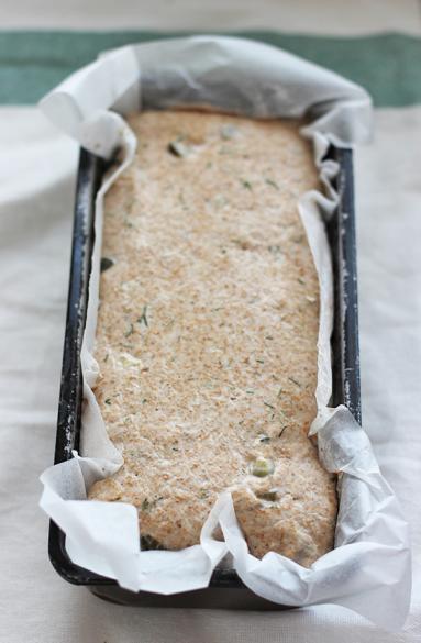Zdjęcie - Chleb z ogórkami kiszonymi na zakwasie - Przepisy kulinarne ze zdjęciami