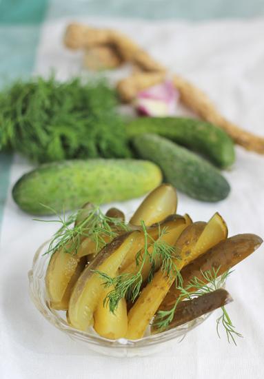 Zdjęcie - Chleb z ogórkami kiszonymi na zakwasie - Przepisy kulinarne ze zdjęciami