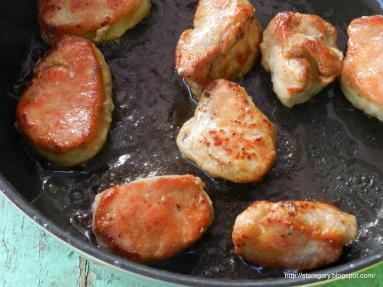Zdjęcie - Polędwiczki wieprzowe z octem balsamicznym i kaparami - Przepisy kulinarne ze zdjęciami