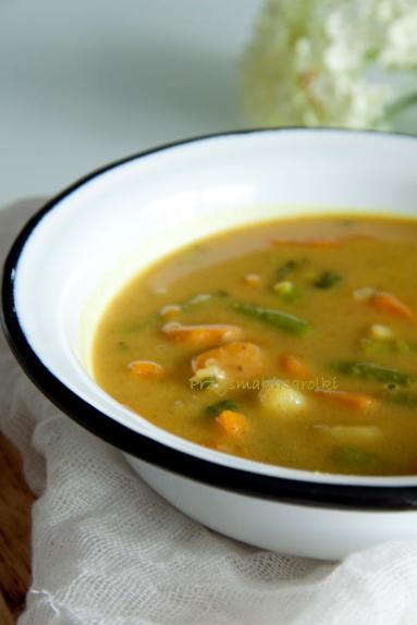 Zdjęcie - Zupa z mleczkiem kokosowym i curry - Przepisy kulinarne ze zdjęciami